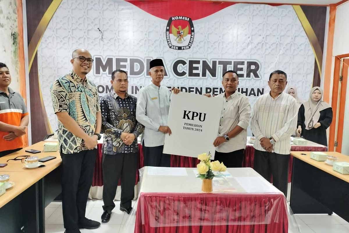 KIP hibahkan kotak dan bilik suara kepada Pemkab Simeulue