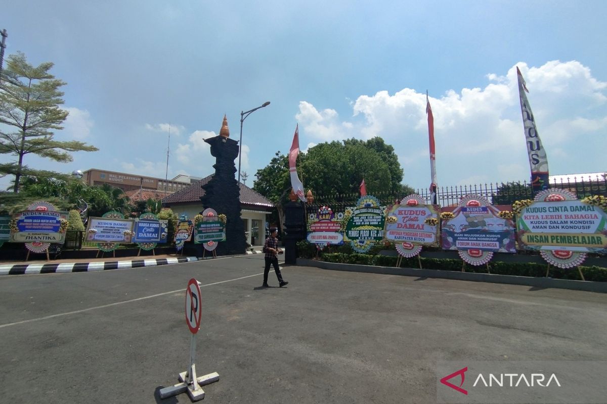 Pemkab Kudus terima dukungan puluhan karangan bunga "Kudus Damai"