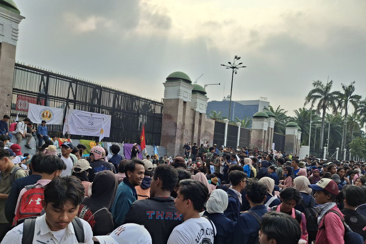 Ratusan mahasiswa lanjutkan unjuk rasa di DPR, desak tuntutan 17+8