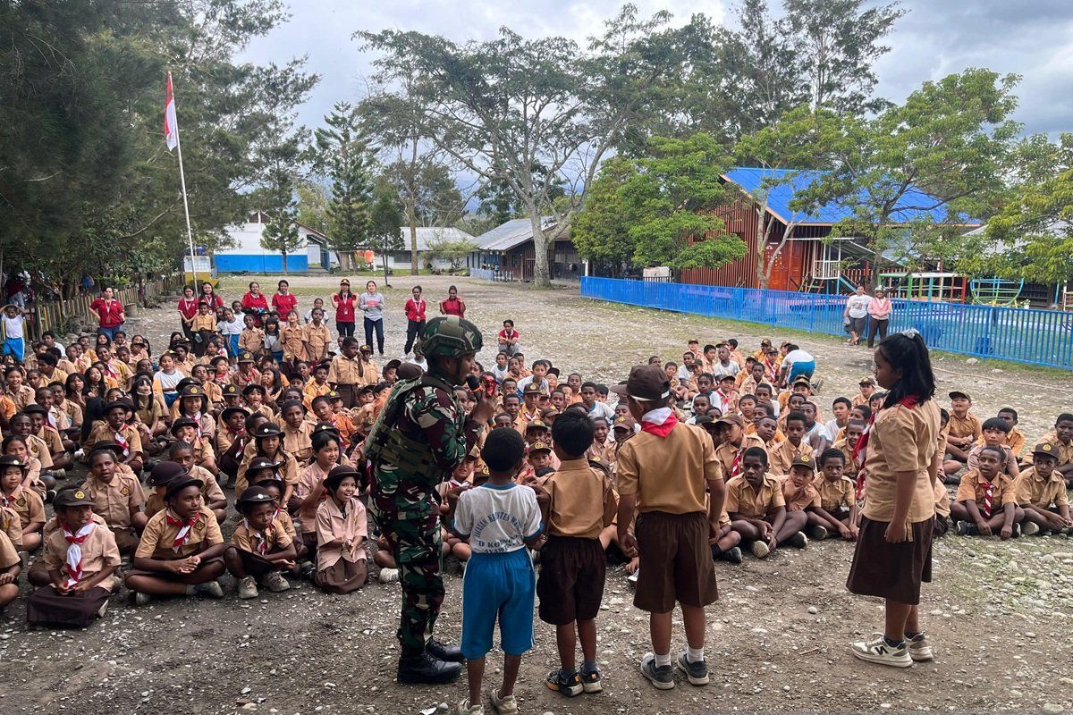 Satgas Yonif 521/DY beri wawasan kebangsaan bagi siswa SD Jayawijaya