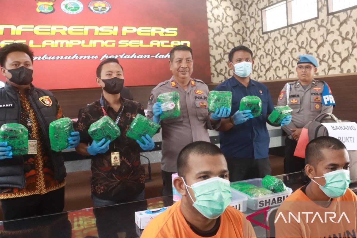 South Lampung police seize 11.8 kg of meth, arrest two couriers