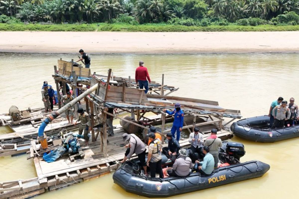 Usai pacu jalur, Masih ditemukan 55 rakit rakit PETI di Sungai Kuantan