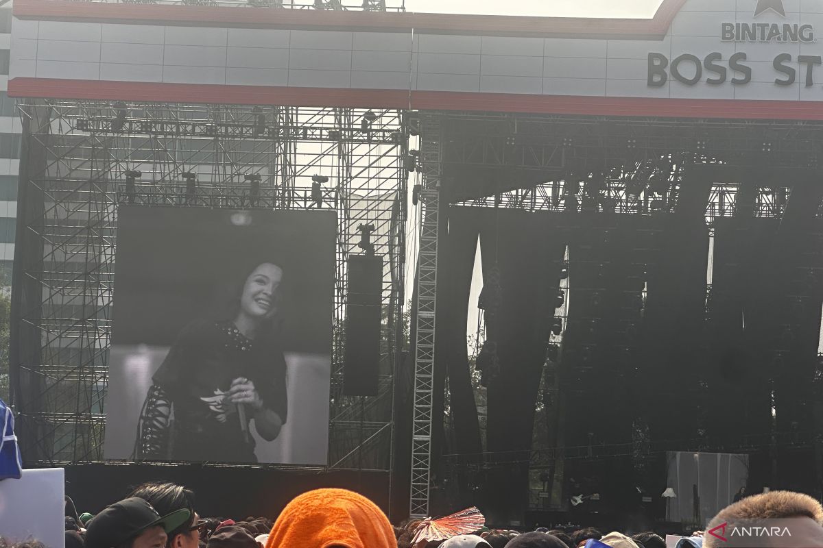 Bernadya memikat penonton Pestapora dengan lagu-lagu Hindia