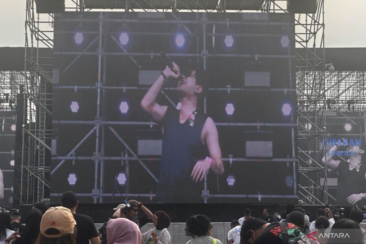 Manggung di Pestapora, Juicy Luicy tampil beda bawakan lagu Peterpan