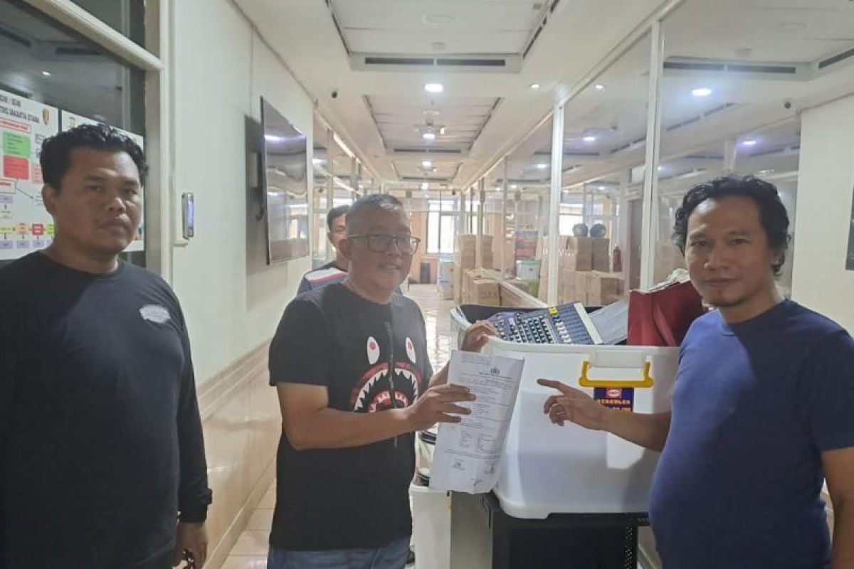 Warga Jakarta Utara kembalikan 32 barang milik Ahmad Sahroni yang dijarah