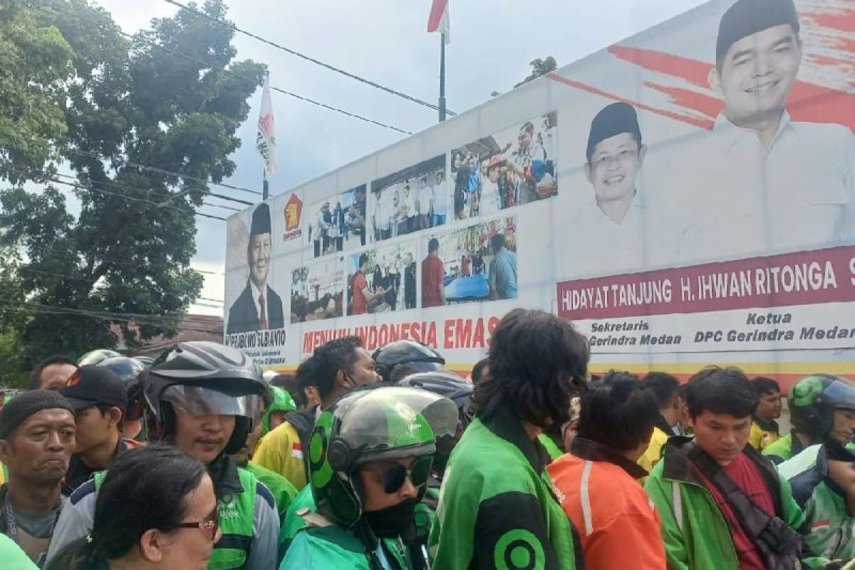 Gerindra Medan bagikan 1.200 beras kepada pengemudi ojek online