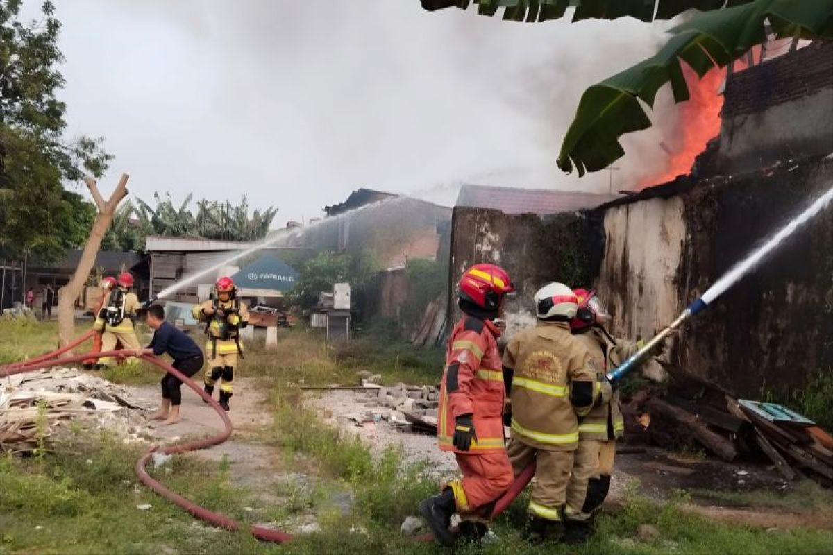 Satu orang dilaporkan meninggal akibat kebakaran di Surabaya