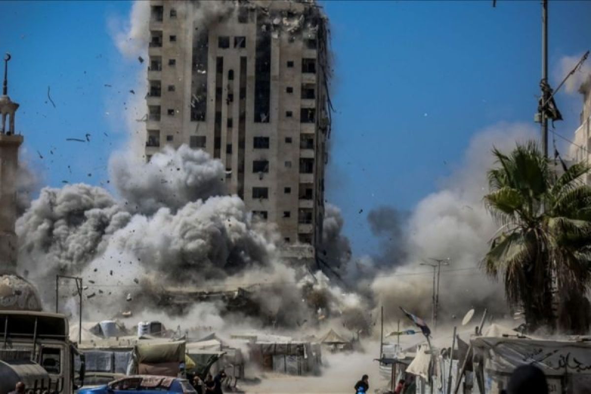 Israel Hantam Gedung Berisi Ratusan Warga Palestina di Gaza