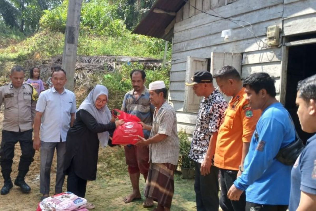 Pj Sekdakab Labura bantu Sofyan yang gubuknya terbakar