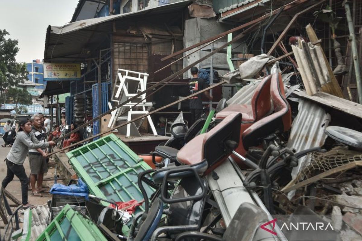 Populer, bus Transjakarta tabrak toko dan ponsel mirip iPhone 17 Pro