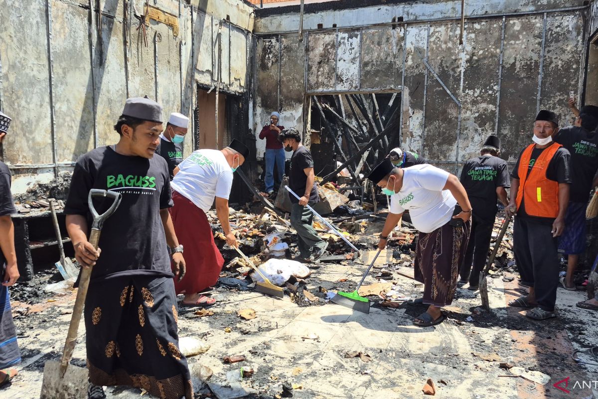 Ratusan Relawan Baguss Jatim bersihkan sisa kebakaran Grahadi