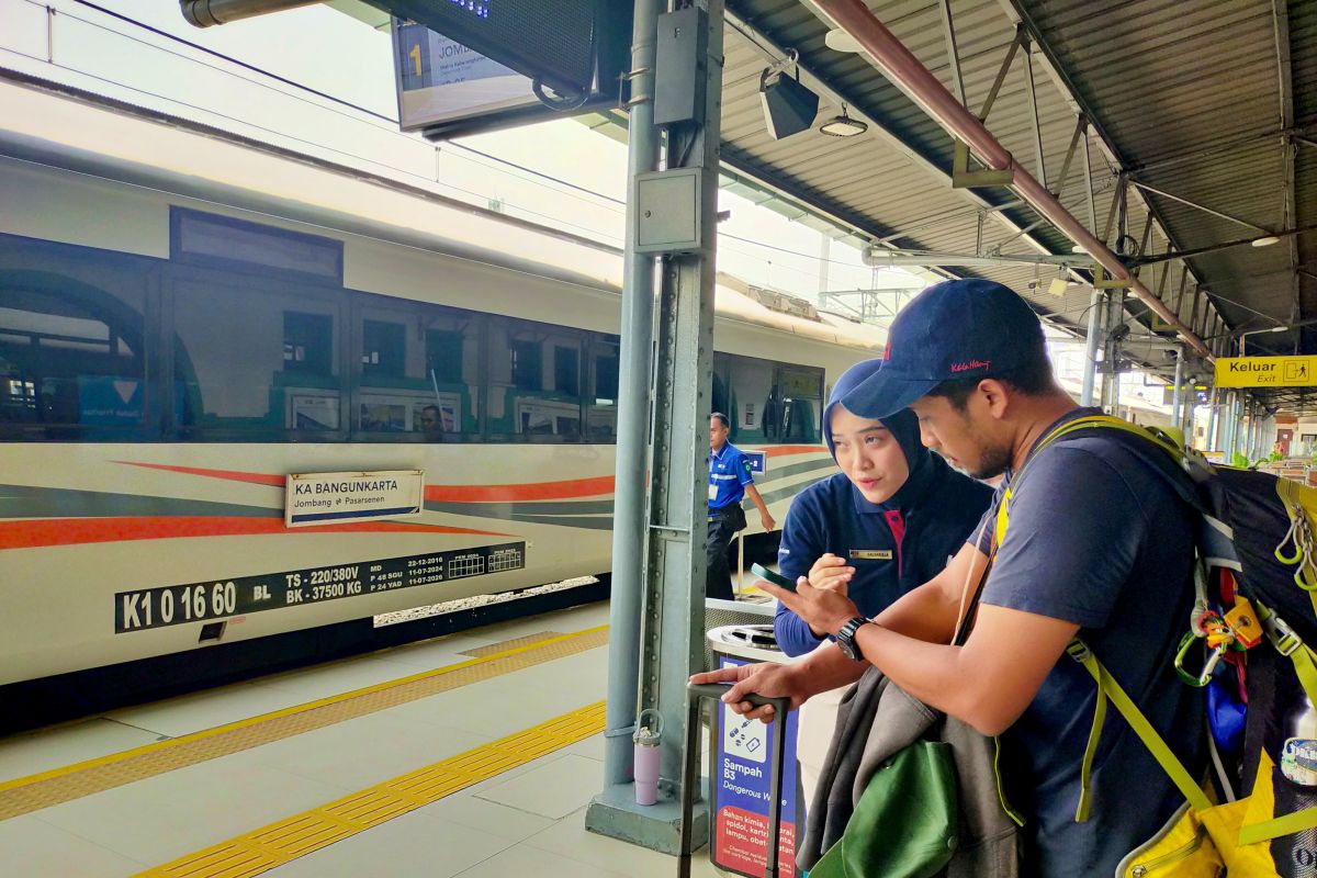 325 ribu orang gunakan kereta api selama libur Maulid Nabi