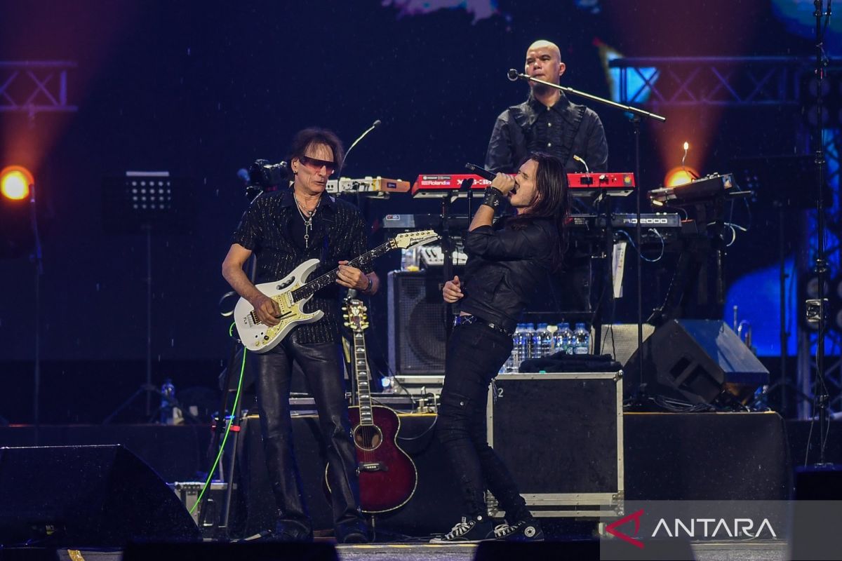Kala sang dewa gitar Steve Vai beraksi di konser Dewa19 All Stars