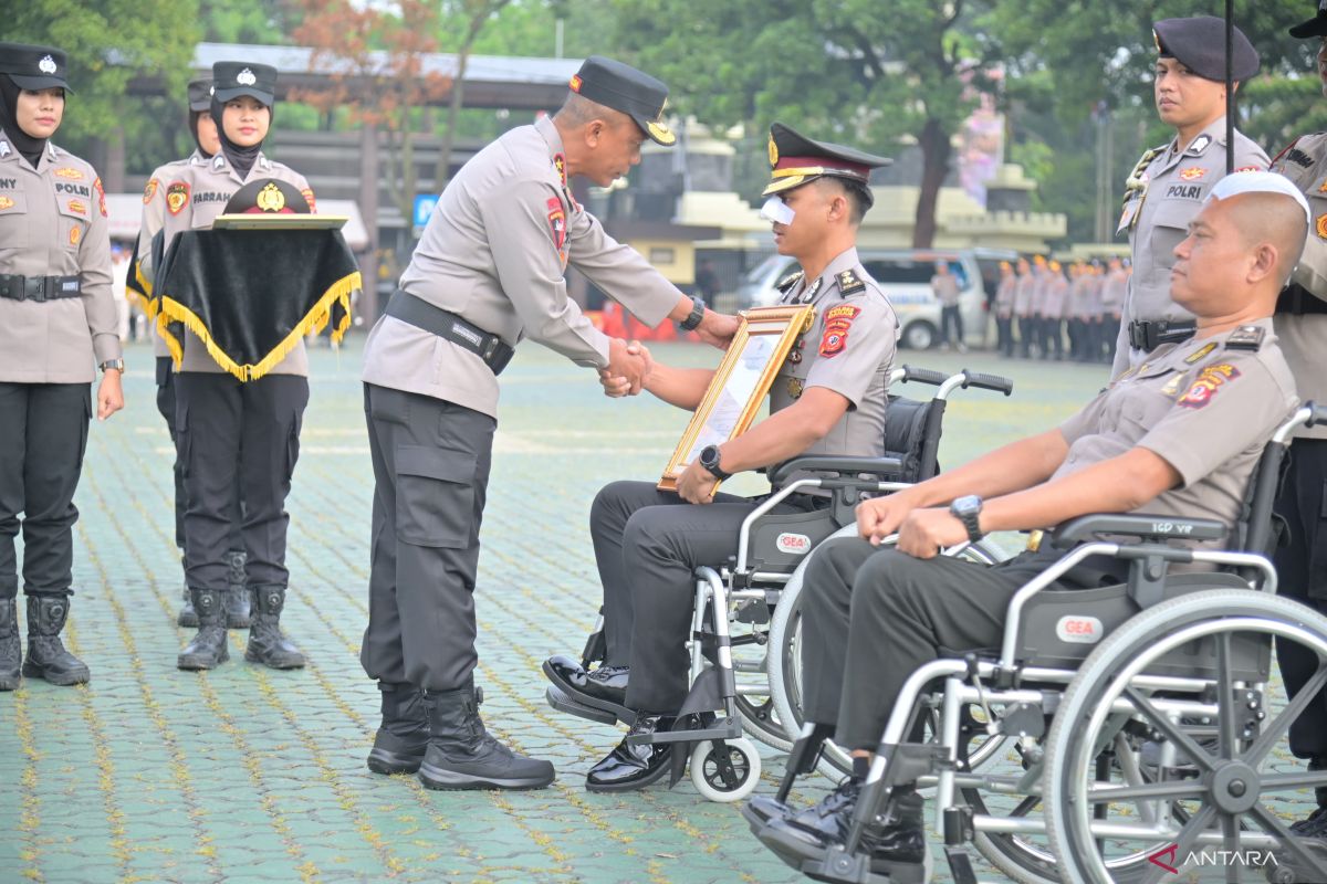 Polda Jabar naikkan pangkat empat anggota terluka saat amankan aksi demo