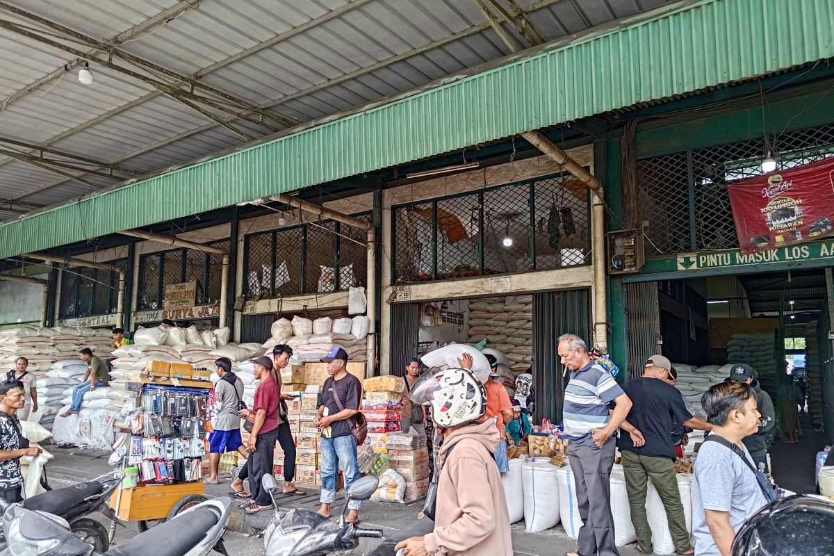 Aktivitas perdagangan di Pasar Induk Cipinang berangsur pulih