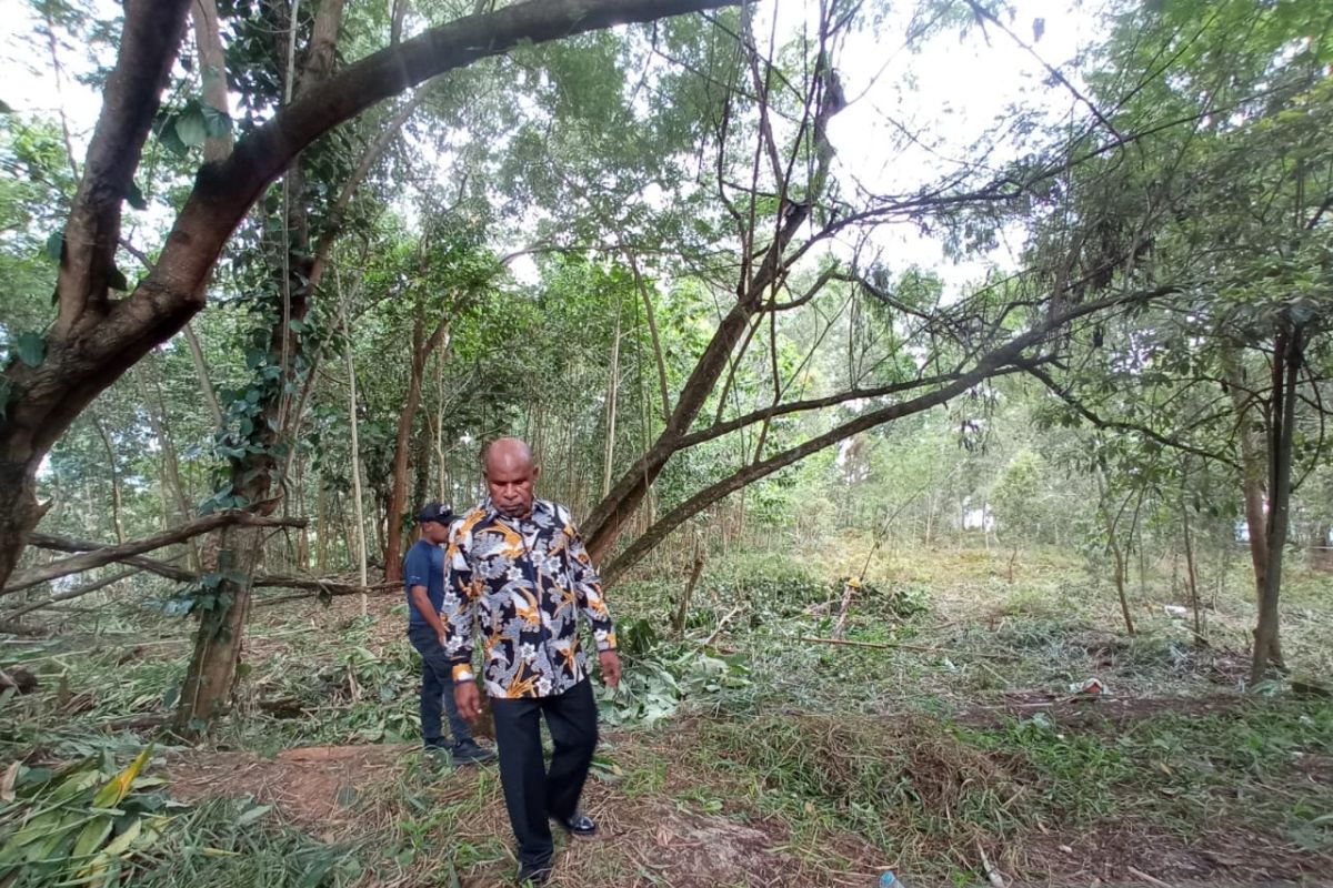 Bupati Jayapura pastikan kebersihan lingkungan kantor dengan patroli keliling