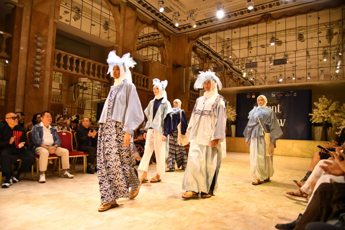 Indonesia pamerkan mode busana Nusantara di Front Row Paris 2025