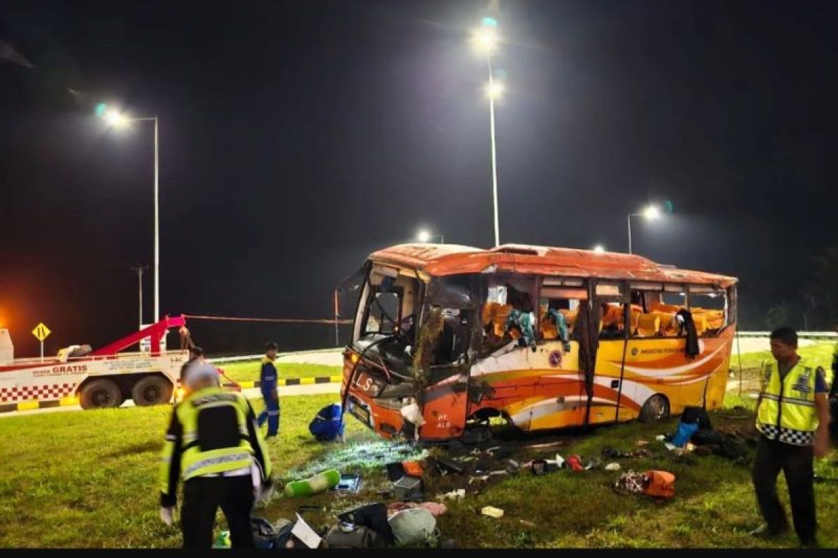 Bus pariwisata ALS bawa rombongan atlte karate Sunut kecelakaan di Tol Padang-Sicincin