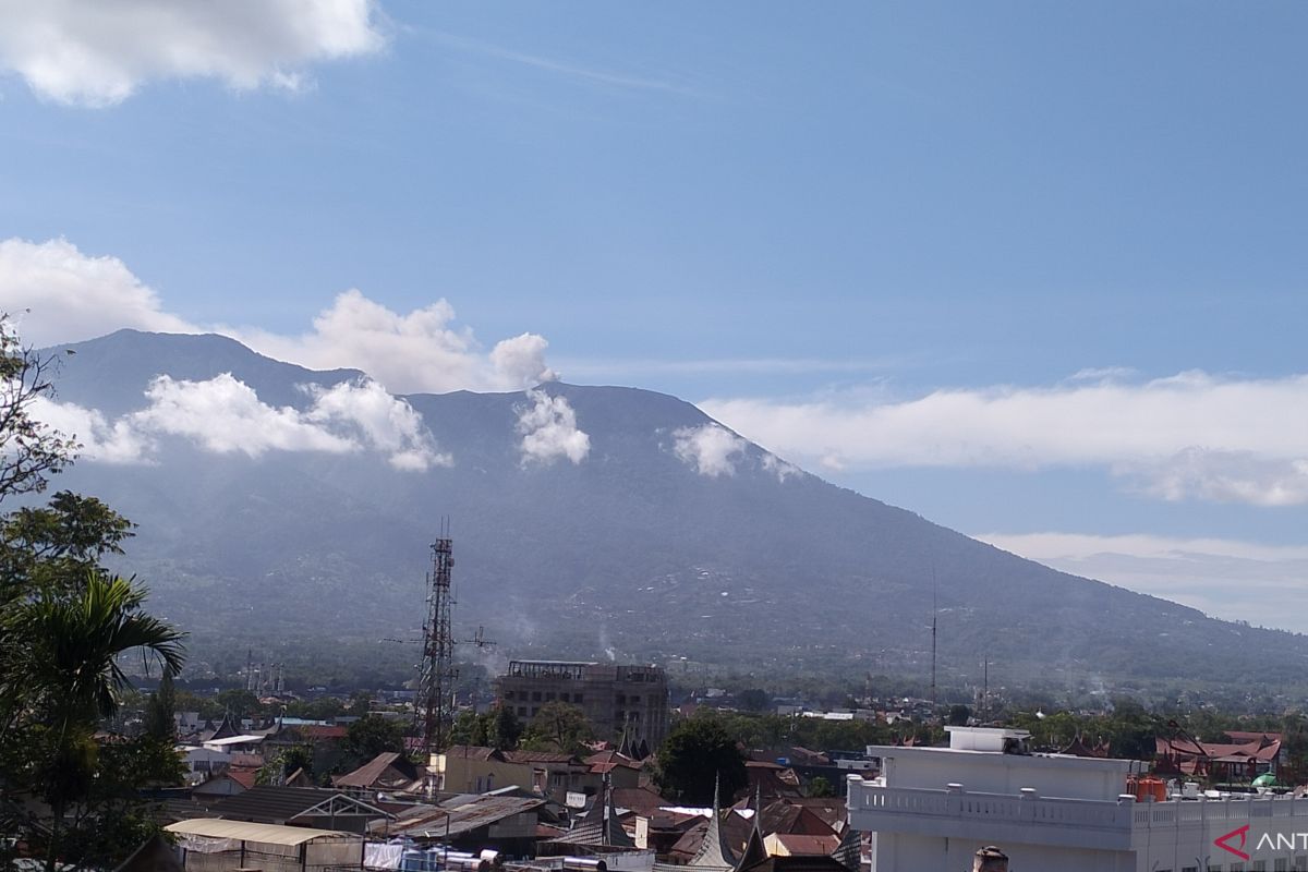 Gunung Marapi semburkan abu vulkanik setinggi 1.000 meter