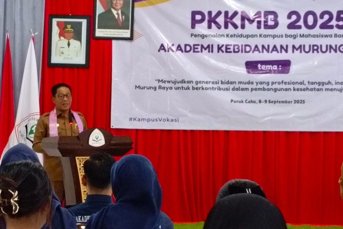 Bupati beri motivasi peserta PKKMB 2025 Akbid Murung Raya