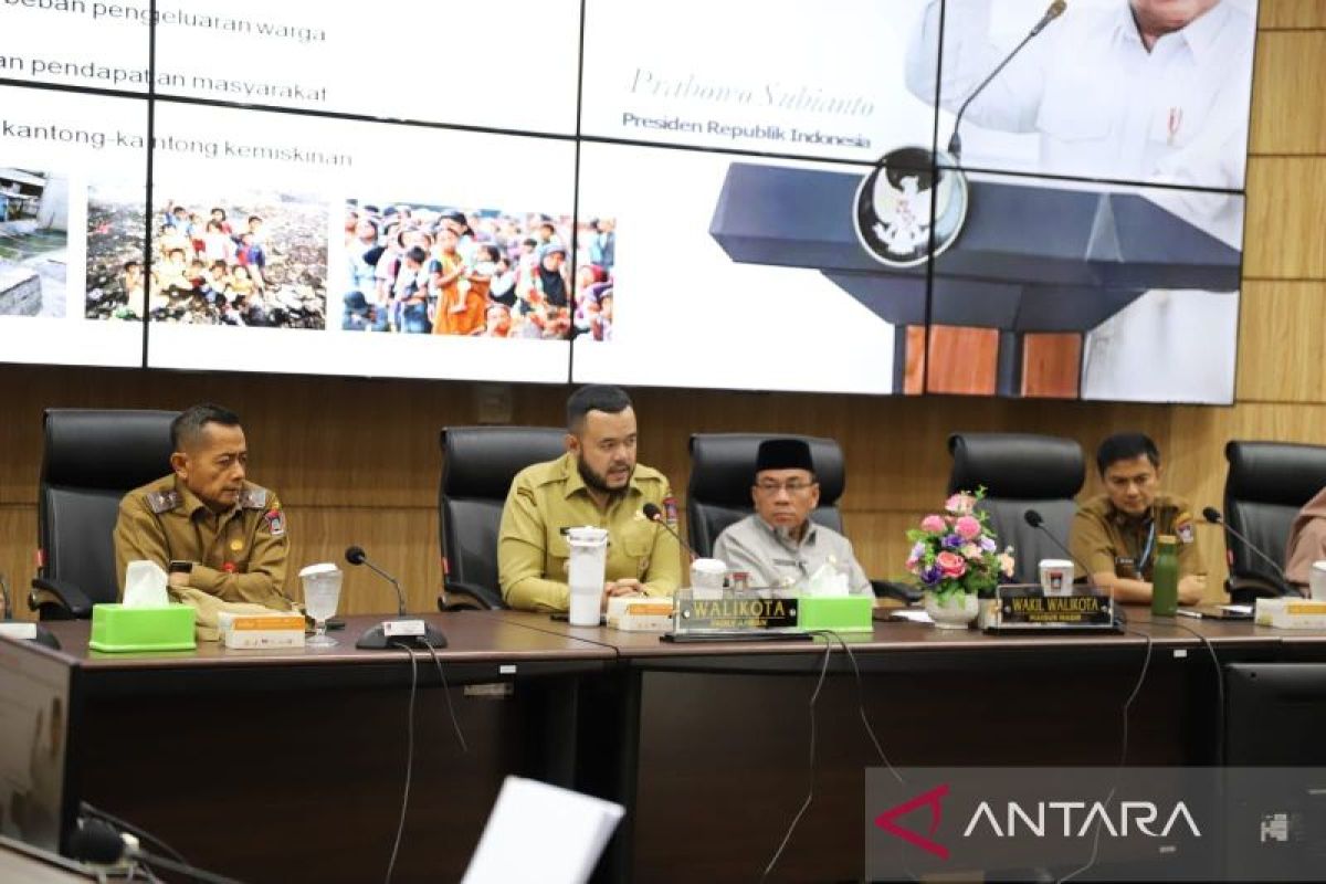 Wali Kota Fadly Amran pimpin rakor TKPK bahas langkah strategis penanggulangan kemiskinan