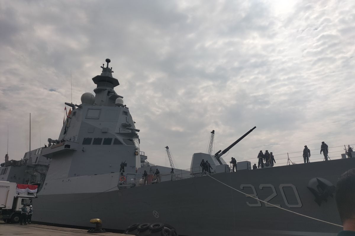 KRI Brawijaya 320 jalani latihan sebelum bersandar di Surabaya