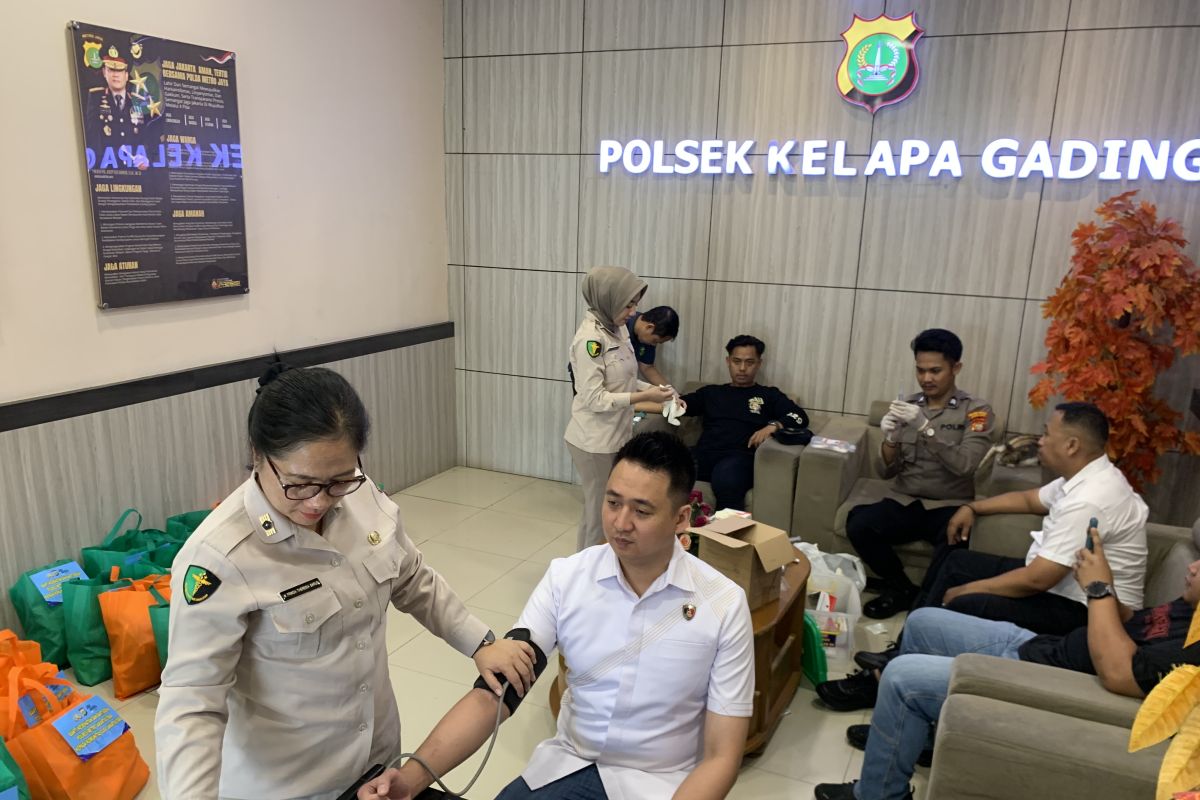 Polsek Kelapa Gading bekali personel suntikan vitamin jaga kebugaran