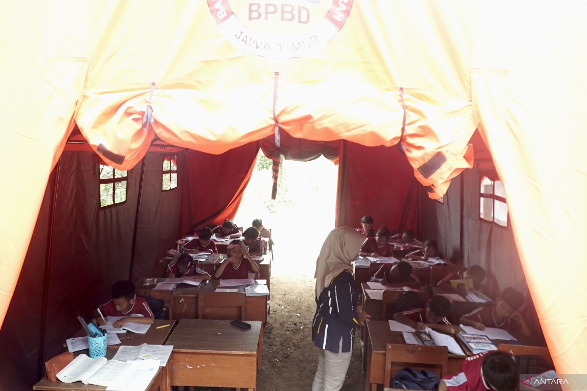 Siswa SDN Kradinan Tulungagung belajar di kelas darurat pascalongsor