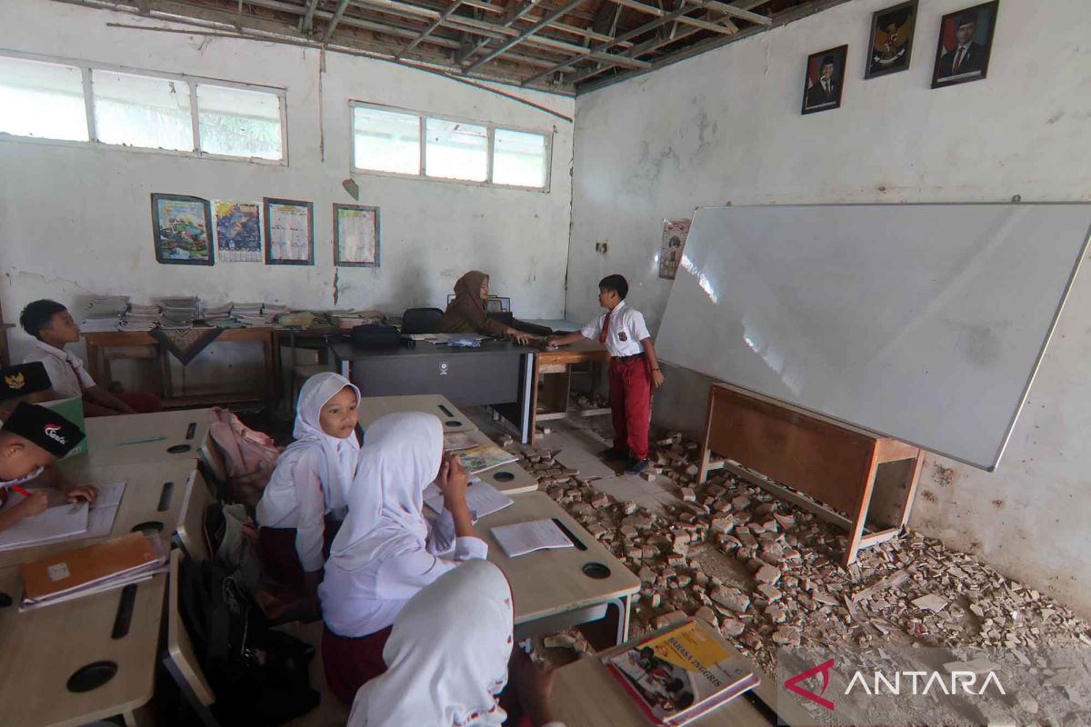 Indonesian govt answers public concern, plans mass school renovations