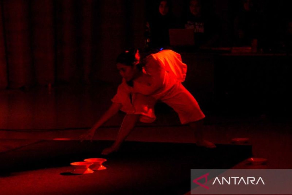 Penari Mentari Fahreza pecahkan puluhan piring saat tampil di Ganggam Tari Kontemporer