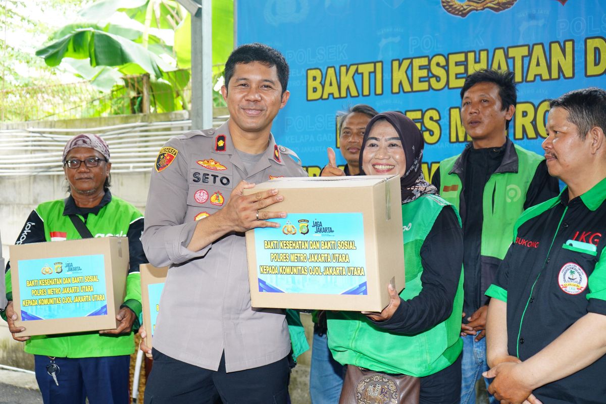 Polisi gelar pemeriksaan kesehatan dan beri sembako ke pengemudi ojol