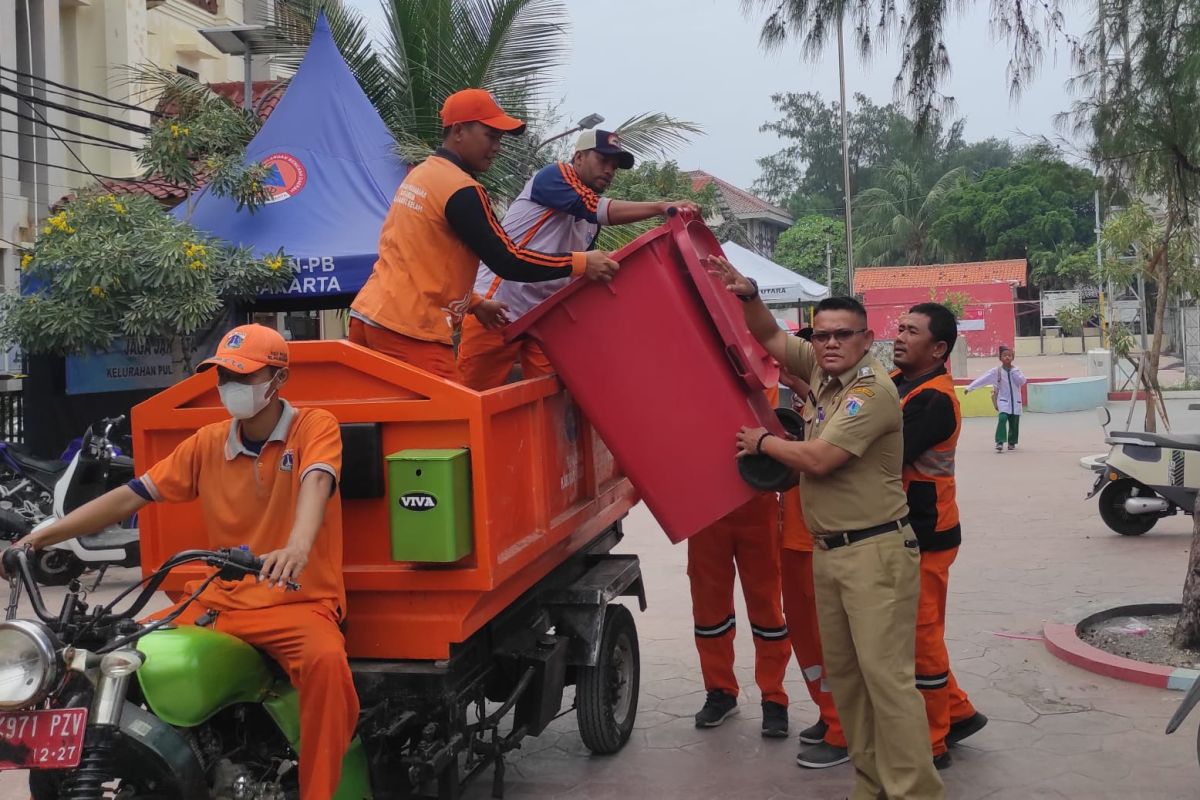 Kepulauan Seribu angkut empat kubik sampah di Pulau Kelapa
