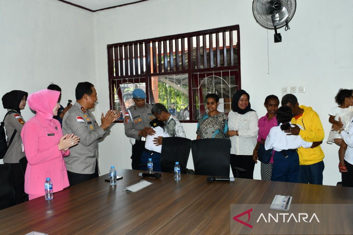Kisah haru anak SMR di Kupang usai dua bulan berpisah dengan orang tua