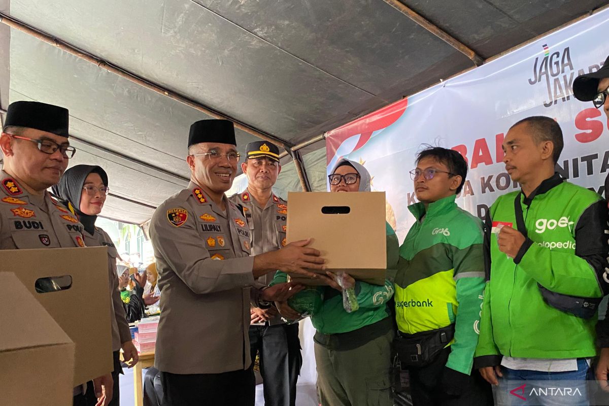 Polres Jaksel bagikan bantuan sembako bagi pengemudi ojek daring