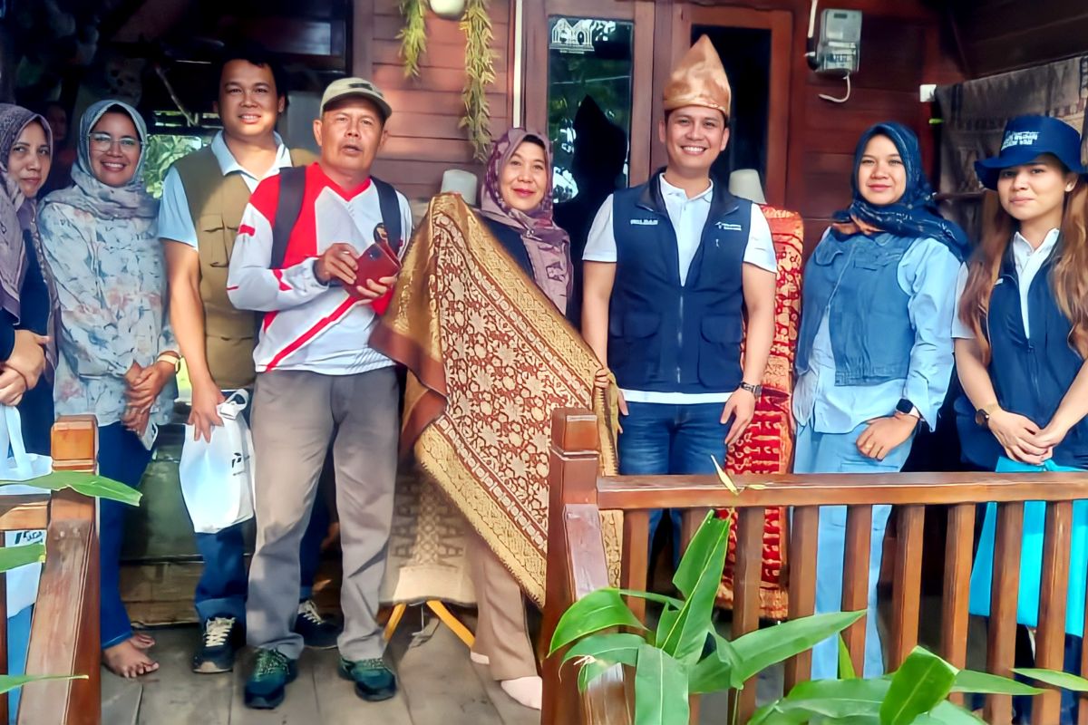 Lewat Songket Behembang Lingge, Yenny Puspitasari rangkai tradisi dan gerakkan ekonomi