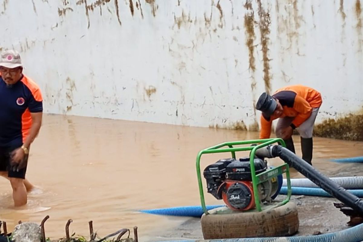 Banjir bandang di Pesisir Barat rendam 90 rumah warga