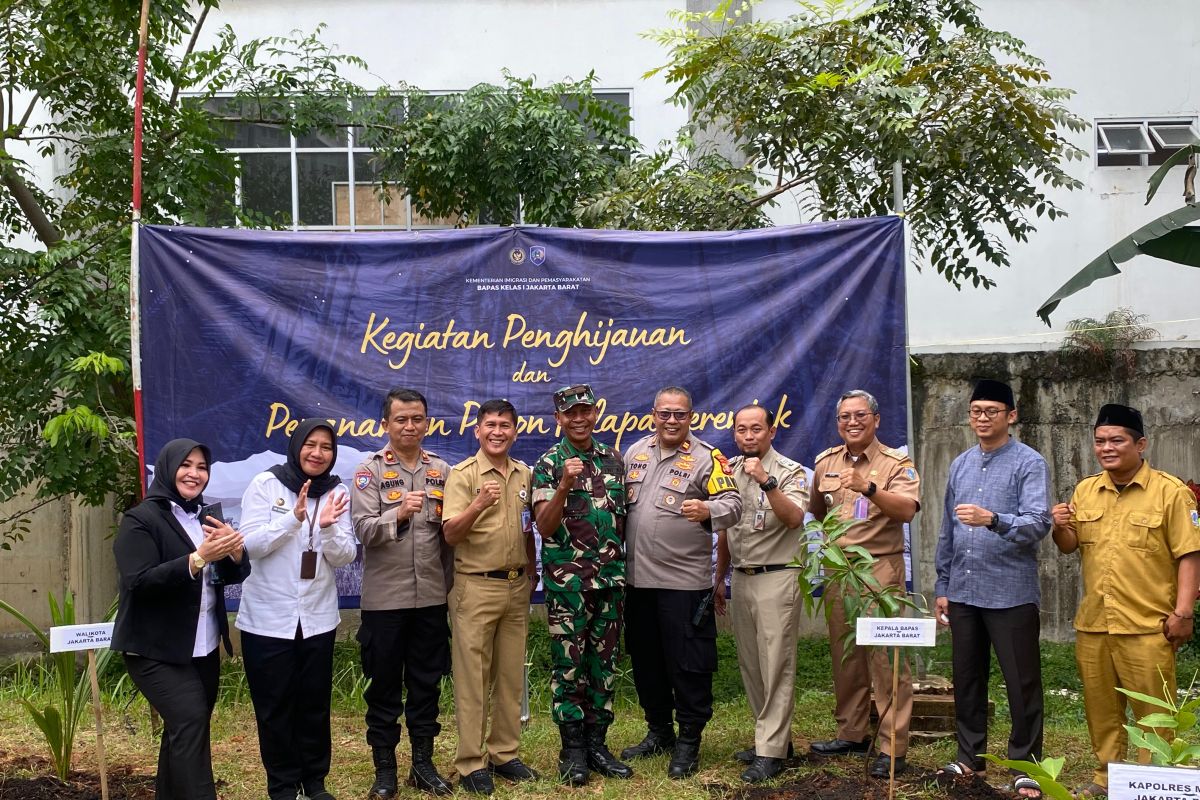 Bapas Jakbar lakukan penanaman pohon 