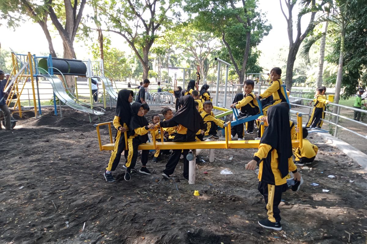 Taman bermain ramah anak di RTH Pagutan Mataram ditata