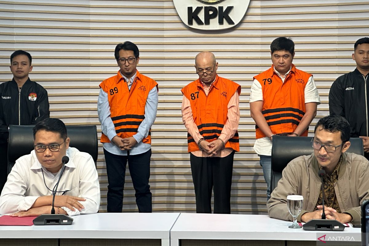 KPK tahan tiga tersangka kasus suap terkait pengadaan katalis 