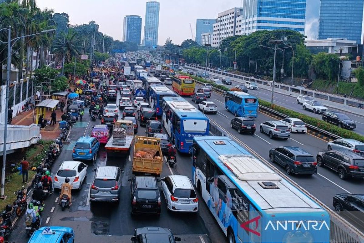 Ada unjuk rasa mahasiswa, Jalan Gatot Subroto depan DPR/MPR tersendat