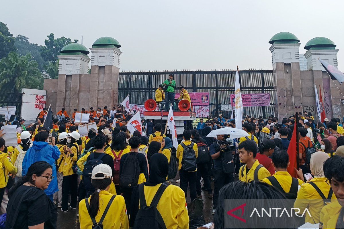 Pengemudi ojol naik mimbar, ajak mahasiswa kawal semua tuntutan