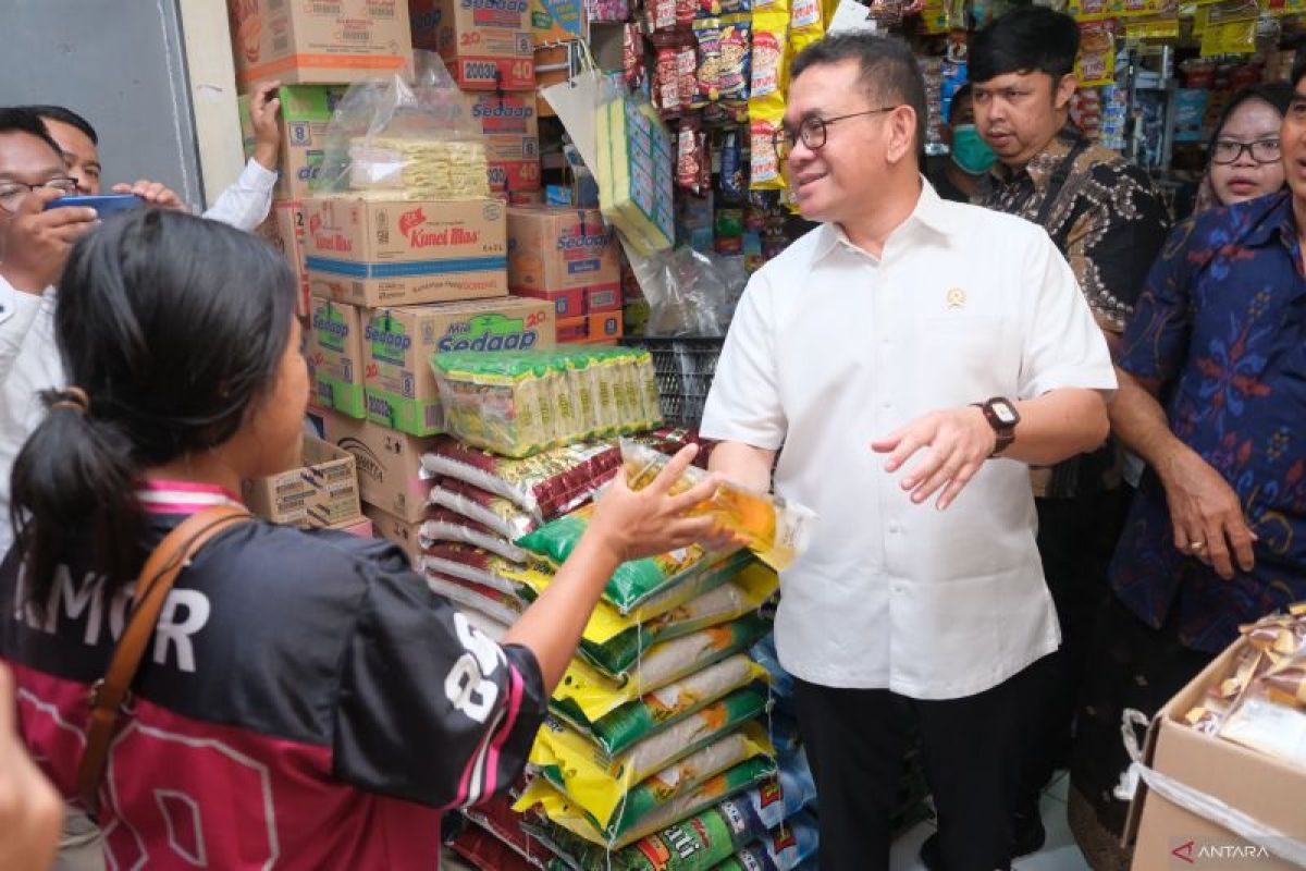 Mendag memastikan beras premium sudah masuk di sebagian besar ritel