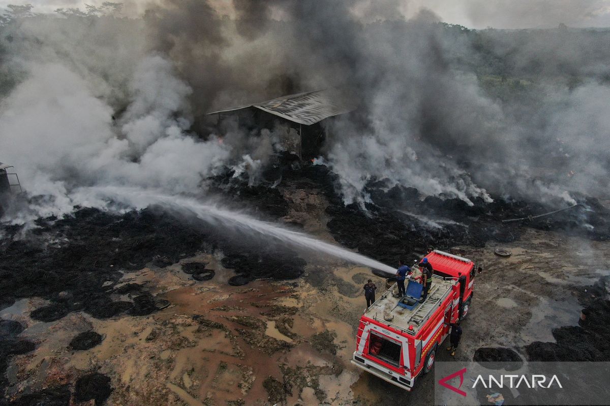 Pabrik pengolahan ban bekas seluas 2,5 hektare terbakar di Konawe Selatan, satu orang tewas dan lima luka-luka