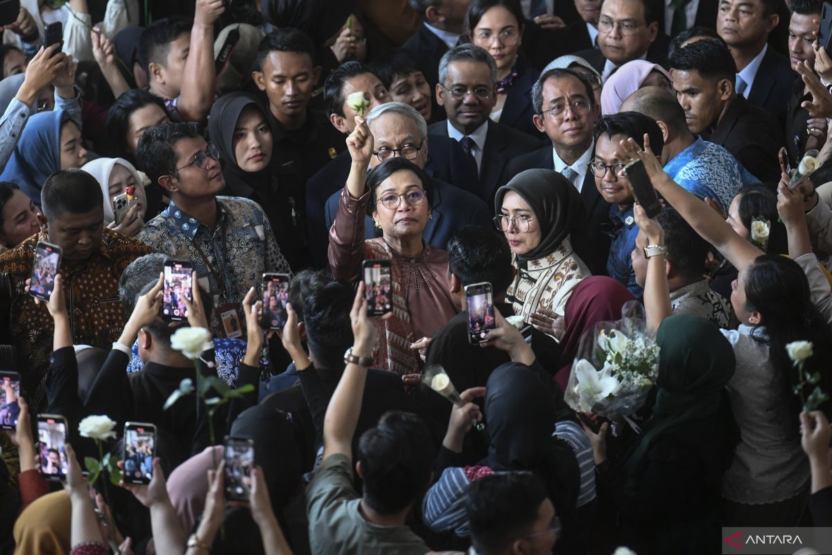 Suasana haru iringi langkah Sri Mulyani keluar dari Kantor Kemenkeu