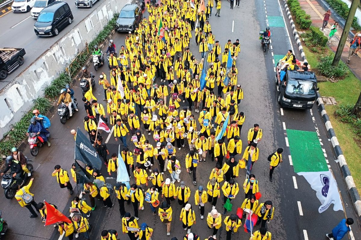 Ratusan mahasiswa kembali gelar unjuk rasa di depan DPR/MPR 