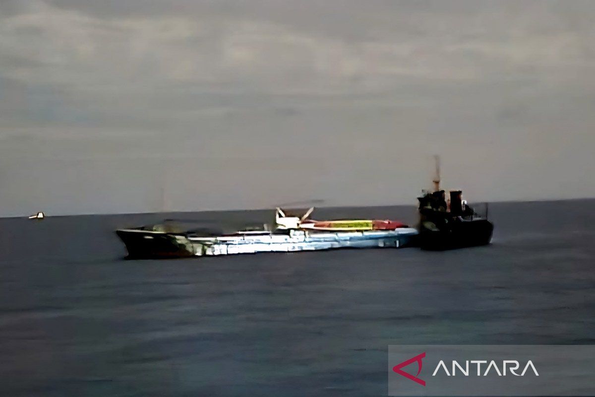 Bakamla evakuasi Kapal MV Leann yang terbakar di Perairan Anambas