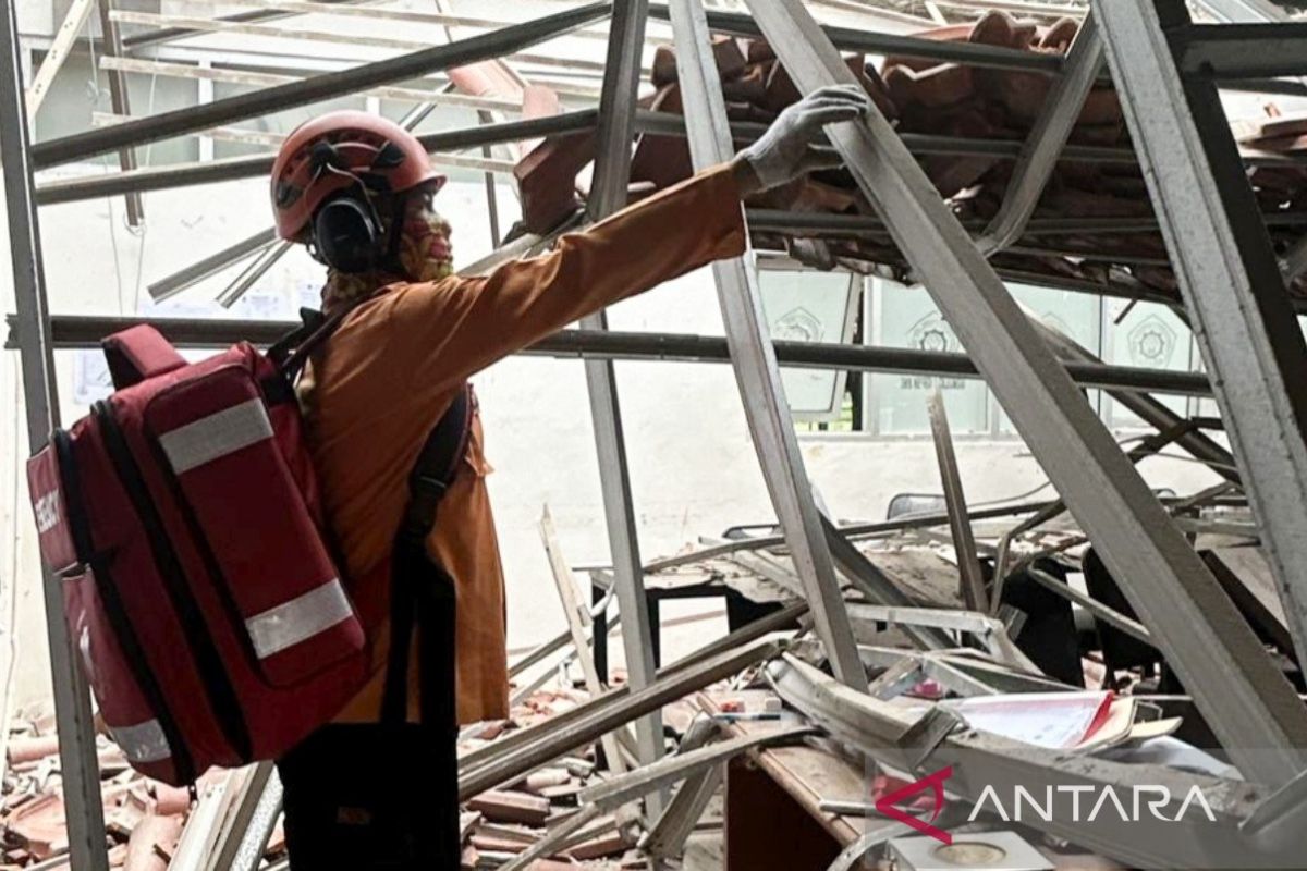 SMKN 1 Cileungsi ambruk saat kegiatan belajar mengajar berlangsung