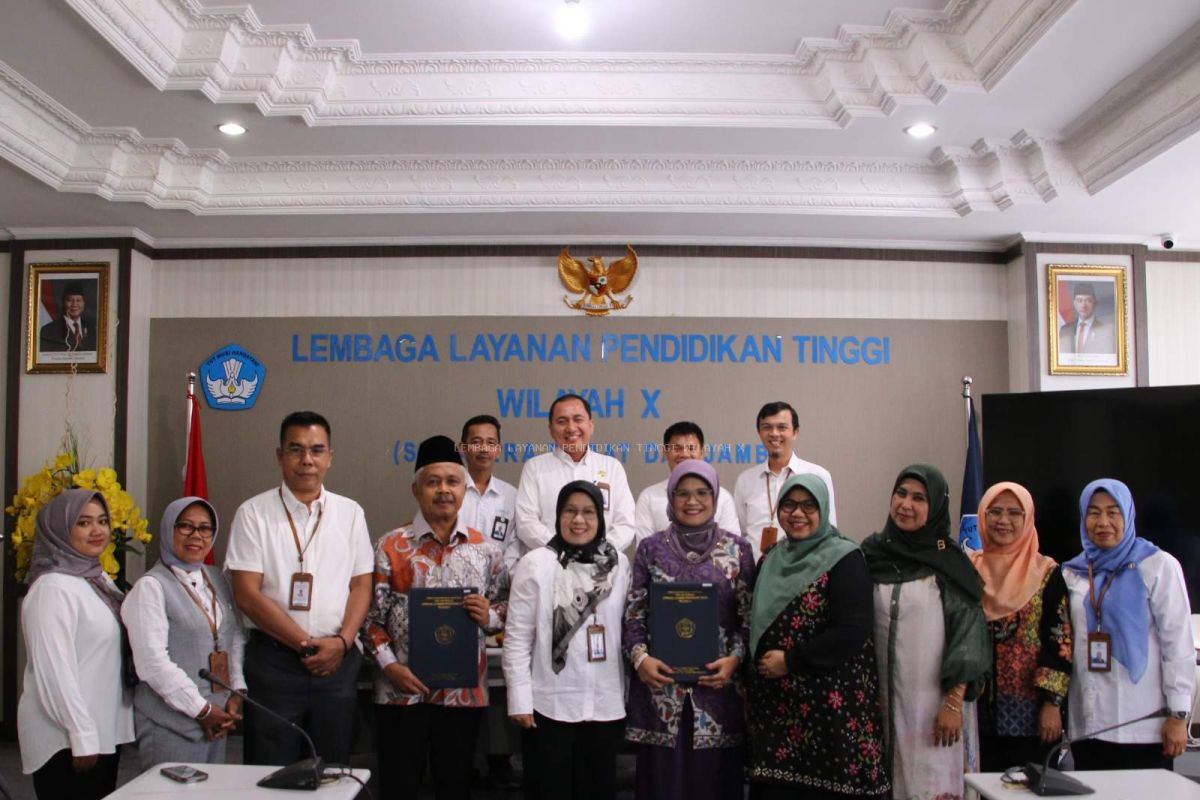 Dua dosen PTS di Sumbar terima SK Guru Besar dari LLDIKTI Wilayah X