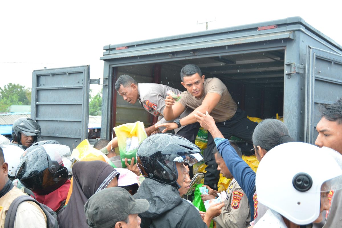 Polda Maluku berhasil menjual 9 ton beras SPHP  melalui pasar murah