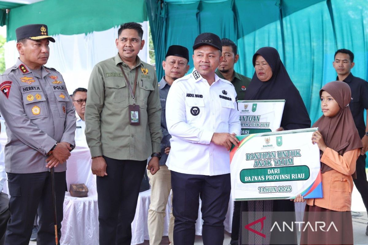 Gubri dorong aktifkan siskamling dan serahkan bantuan rumah layak yuni di Meranti